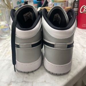 Jordan 1 mid light smoke grey (GS) size 6.5Y